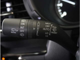 【オートワイパー機能】レバーをAUTOの位置にしているとき、レインセンサーが雨を感知すると、雨量に応じて、ワイパーが自動で作動します。