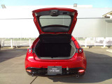 MAZDA3ファストバックは、ハッチバックの開口部を活かして荷物を出し入れしやすい設計です。日常の買い物から旅行まで、荷物の大きさに合わせて使いやすい荷室を確保しています。毎日の運転を支える機能です。