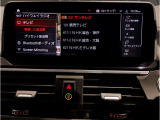 【ⅰドライブナビゲーション】文字情報も鮮明に表示する高解像度カラーディスプレイを採用。視認性に優れた地図デザインと特徴的な建造物を目印にした描写表示で現在位置を把握できます。地図データの更新も可能です