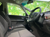 前席はゆとりを感じる座り心地で、窓からの視界も開けています。運転席と助手席の間にも空間があり、乗り降りの際や移動中も過ごしやすい印象の室内です。