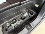 荷室下には、工具やパンク修理キットが収納されています。