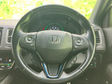 手元には複数のスイッチが配置され、運転姿勢を保ちながら各種機能へアクセスできます。メーターを見ながら使いやすく、日々の運転で必要な操作を手元にまとめた装備です。