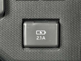 充電用USB端子付き。スマートフォンなどの充電に便利です。