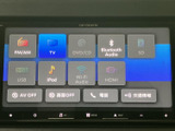 ラジオやテレビ、Bluetooth Audioなど複数の音源が一覧で表示され、聴きたい項目を選びやすい画面です。毎日の移動に合わせて便利に使えます。