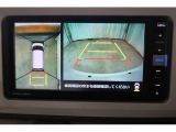 車輌前後左右に搭載した4つのカメラにより、クルマの真上から見ているような映像を表示。運転席から確認しにくい車両周囲の状況を把握できます。