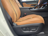 お好みのポジションを微調整できるので、長時間の運転時など安全運転のサポートにも繋がります。