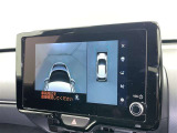 パノラミックビューモニターシステムが付いているので車の上から見た映像が確認できますよ。 一目で車両周辺の情報を確認できますが、直接安全をご確認下さい。