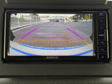 後方の様子をモニターで確認しながら駐車でき、車庫入れや狭い場所での取り回しをサポートします。画面上の目安線も備わり、距離感をつかむ際に役立ちます。