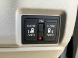 押すだけで、運転席から降りずにスライドドアを電動で開閉できます。