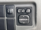 【電動格納ミラー】サイドミラーは電動格納式となっており、狭い駐車場でもキズがつくリスクを抑えられます。