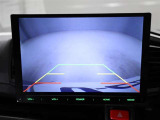 バックモニター装着車は後退時の強い味方です♪車庫入れや縦列駐車の際、後退操作の参考になるガイドラインをナビ画面に表示します。