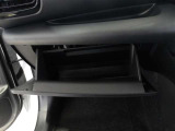 車検証などの収納に便利なグローブボックスです。