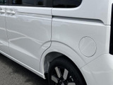 後席側まで続く窓とドアの造形が、車内に明るさを取り込む印象です。ドアまわりはすっきりとした面構成で、乗り降りの際にも扱いやすい雰囲気。後方の座席へ向かう同乗者にも配慮した、落ち着きのある空間です。