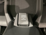 アクセサリーソケットはUSBのアダプターなどをつければ、スマホの充電にも使えます。周辺には物が置けるトレーがついています。
