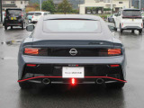 Z32型をイメージした2重リング発光のLEDリヤコンビネーションランプ。