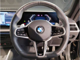 【ハンドル】ドライバーとBMW車の一体感がダイレクトに伝わるステアリングホイール。形状・太さへの拘りに加えて、操作性を高める為にスイッチ類も配置。クイックかつ安定のドライビングを体感下さい!