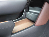 コンソール下段に小物やバッグを置ける広いトレイを備え、奥側には充電用端子が配置されています。手元でスマートフォンを給電しながら無理なく整理でき、運転席や助手席からのスムーズな出し入れを支えます。