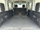 2列目シートを倒すことによってラゲージスペースが広がり、長い荷物も積みこむことができます!