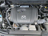 「SKYACTIV-G(ガソリン)」は、規格外の高圧縮を実現し、世界のエンジン技術者に驚きを与えました。さらに、それを維持したままノッキングの発生を抑え、熱効率を向上、走りにも寄与したエンジンです。