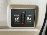 押すだけで、運転席から降りずにスライドドアを電動で開閉できます。