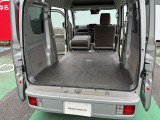 ペタッと平らに出来てしまう所がNV100クリッパーの魅力です大きい荷物や長い荷物でも楽々収納出来ます◎