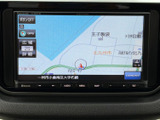 周辺の道路や施設名が表示される地図画面で、現在地周辺の確認に役立ちます。画面上の案内を見ながらルートを確認でき、初めての場所へのお出かけにも便利です。