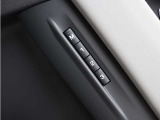 運転席メモリー機能を装備。シートポジションを登録しておくことで、スイッチ操作でお好みの位置に調整できます。ご家族など複数の方でお乗りになる際にも便利な装備です。