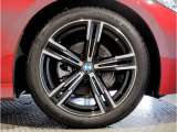 【BMWアロイホイル】軽量かつ強度に拘ったアロイホイル。走行性能ポテンシャルを引き出す設計。車の足元を引き締めてくれる大きなポイントはアロイホイルです。