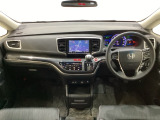 車内は光触媒抗菌消臭施工済です。インパネ周りはスタイリッシュなデザインで機能や装備も充実しています。グローブボックスやカップホルダーのほかにトレーなどたくさんの収納スペースが付いています。