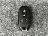【インテリジェントキー】カバンやポケットに入れたままでもドアの施錠・開錠が可能なスマートキーを装備。スタートボタンのオン・オフ時もカギを取り出す必要がないからとっても便利です♪