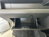 ちょっとしたところは収納ボックスにもなっています。車内はサイズも決まっているので、収納が少ないと思っているアナタ!ご安心ください。さまざまなところに収納が隠れているんです♪