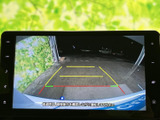 後方の様子を画面で確認でき、駐車時の目安となるガイドラインも表示されます。周囲を直接確かめながら後退する際に役立ち、駐車や車庫入れをサポートしてくれる装備です。