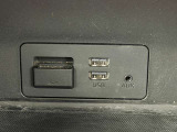 USB端子が2つ差し込めるようになっています!ケーブルを接続することで車内でスマートフォン等の充電が可能に!