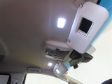 サンバイザーには、バニティーミラーが付いてます。照明も付いていて便利です。
