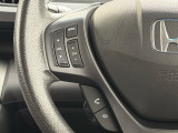 ★オーディオコントロールスイッチ★ステアリングにはオーディオコントロールスイッチが付いていますので、目線を正面から外すことが無く、また、ステアリングから手を離さずにオーディオ操作ができます