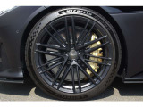 DB11より1インチ大きい21インチとなっております