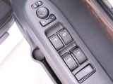 運転席側には 集中スイッチ(全ドアを操作するスイッチ) があり、運転席から乗員全員分の窓をコントロールできます。