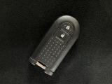 スマートキーを装備しています☆カギをカバンやポケットに入れて頂いた状態でドアロックの開閉やエンジンスタートをして頂けますよ!とても便利な装備です!