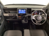 車内は光触媒抗菌消臭施工済です。インパネ周りはスタイリッシュなデザインで機能や装備も充実しています。グローブボックスやカップホルダーのほかにトレーなどたくさんの収納スペースが付いています。