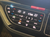 【フルオート・エアコン】空調関係も操作しやすく配置されています。お好みの温度をセットするだけで風の強さや風量を自動で調整します。