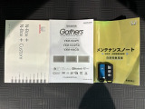 スマートキーは鍵をバッグに入れたままでもドアロックの開閉やエンジンのON・OFFができます。夜間や雨の日も鍵を探さなくて良いので便利です。