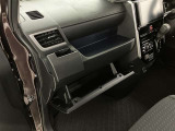 何かと便利なグローブボックス。メンテナンスノートや車検証、ちょっとしたメモと筆記用具等を入れておくとあればもしもの時にも便利ですね。
