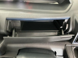 【インパネアッパーボックス】サッと取り出せてサッとしまえる、運転席の目の前にはボックスが装備されております!薄型のボックスティッシュなど収納可能☆