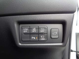 運転席の手元には、駐車時に周囲を映すカメラや荷室の扉などのスイッチがまとまっています。必要な機能へ手を伸ばしやすく、発進前や駐車時の操作を整理することで、運転者の確認作業を助けます。