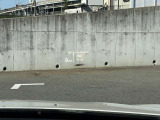 HUD: ヘッドアップディスプレイはドライバーが前方に集中できるよう、ナビや車速情報をフロントガラスに投影するシステムです。