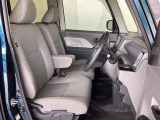 フロントシートはベンチシートです。ベンチシ―トは運転席と助手席の移動もスムーズ!狭い駐車場での乗り降りに便利です。シートの間にコンソールボックスやドリンクホルダーがないため、車内空間も広く感じます