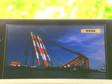 画面でテレビ映像を楽しめる装備です。停車時にニュースや番組を視聴でき、休憩中のひとときを過ごす際にも便利。映像の視聴は停車中にお楽しみください。安全への配慮も備わっています。
