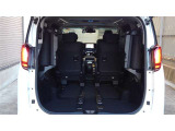 3列目のシートを跳ね上げ、広々ラゲージスペースとして使えます。
