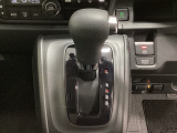 CVT車のセレクトレバーです。低速から高速まで、変速ショックのないスムーズな走りと、エンジン効率のよい領域を維持して燃費にも貢献します。サイドブレーキはスイッチ操作の電子制御パーキングブレーキです。
