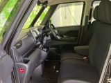 運転席と助手席の間に操作部がまとまり、前方の視界も広く確保されています。座席はゆったりとした印象で、乗り降りのしやすさにも配慮された日常使いしやすい室内です。